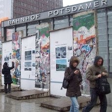 Starbucks Pun Ditabrak Tembok Berlin