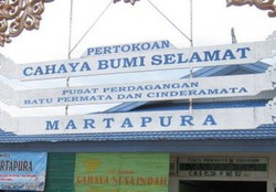 Asyiknya Berburu Batu Permata di Martapura