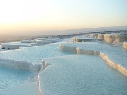 Byur! Berendam di Kolam Air Panas Pamukkale, Turki