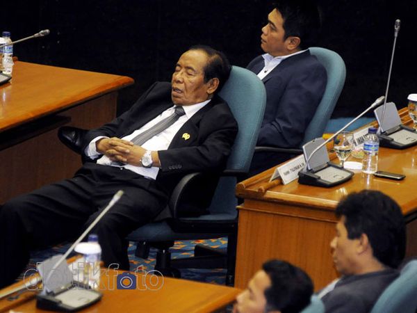 Nikmatnya Tidur Saat Rapat Paripurna DPRD