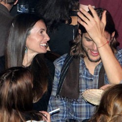 Ashton Kutcher Makin Mesra dengan Pacar Barunya