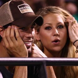 Enrique Iglesias Pilih Tinggal Bareng Pacar Ketimbang Nikah