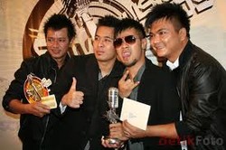 Sekarang! Live Chat dan Akustikan Bareng DBagindas di detikForum