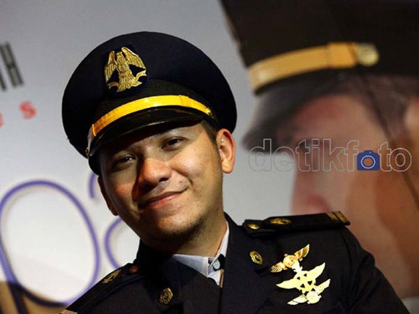 Gading Marten Alih Profesi Jadi Pilot