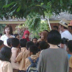  Eunjung & Jangwoo Syuting Bareng Siswa SD di Lombok