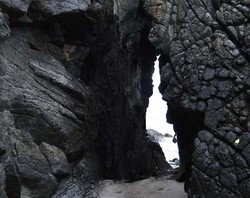 Legenda Pengorbanan Perawan di Pura Batu Bolong