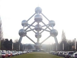 Ini Dia, Menara Atomium yang Futuristis!