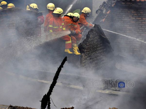 Damkar Jinakkan Kebakaran Pasar Palmerah