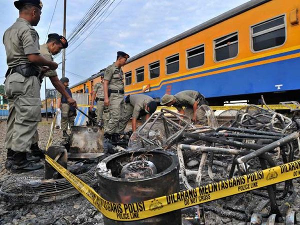Duarrr..Kiriman Paket Meledak di Semarang