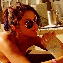 Istirahat Syuting, Selena Gomez Nge-tweet Foto Berbikini