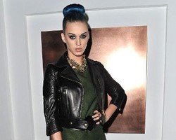 Katy Perry Tampil Gothic di Paris Fashion Week