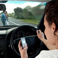 Nyetir Sambil Facebook-an, Sang Gadis pun Tewas Tabrakan