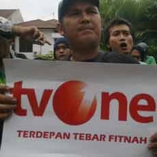 Puluhan Bonek Ngeluruk Kantor Biro TVOne di Surabaya