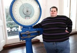 Manusia Donat, Pinggangnya Lebih Besar dari Tinggi Badan