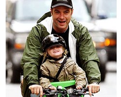 Aksi Para Ayah Tampan Mengasuh Anak