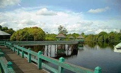 Wow! Air Danau Tahai Berwarna Merah
