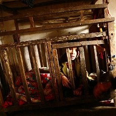 Mengenaskan! Pemuda Ini Dikurung dalam Kandang Selama 21 Tahun