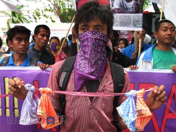 Kapolda Sulteng Dihadiahi 500 Celana Dalam