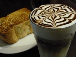 Menikmati Jeda dengan Roti Srikaya dan Horlicks 