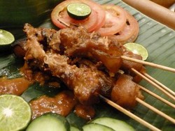 Tombo Kangen, Sate Ponorogo dan Wedang Angsle
