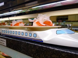 Wuuuzz! Kereta Shinkansen Mengantar Aneka Sushi