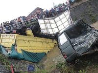 Diseruduk Truk, 2 Kendaraan Masuk Sungai
