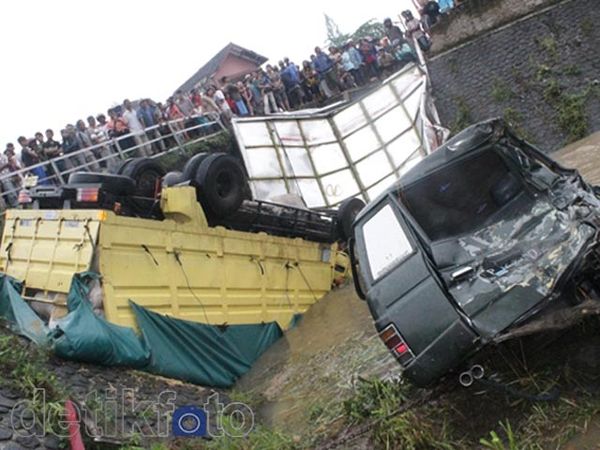 Diseruduk Truk, 2 Kendaraan Masuk Sungai