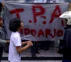 Tuntutan Tak Dihiraukan, Ratusan Buruh Rusak Kantor Dinsosnaker Sidoarjo