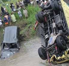Tabrakan Karambol di Bondowoso, Truk dan Panther Terjun ke Sungai