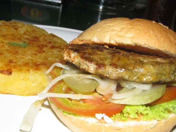 Burger Plus Sosis Yummy di Ya Udah Bistro