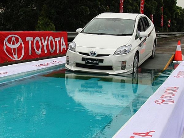 Toyota Prius Berenang