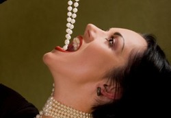 Perempuan-perempuan yang Punya Hobi Makan Benda Aneh