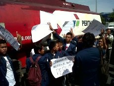 Tolak Kenaikan BBM, Mahasiswa Semarang Sandera Truk Tangki