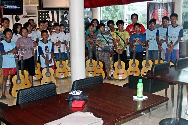 Penyerahan 1000 Gitar Untuk Anak Indonesia dari LangitMusik