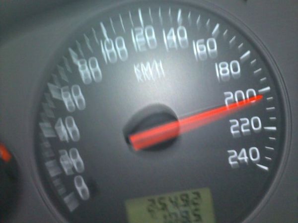 Astaga! Volvo Ngebut Bak Ferrari