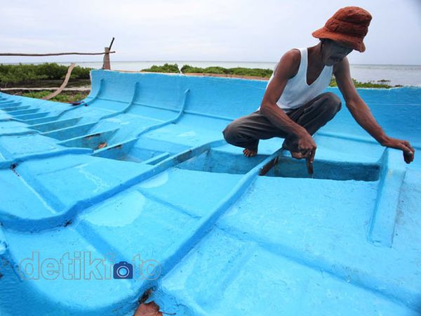 Di Jakarta, Pria Miskin Ini Membuat Kapal Sendiri