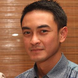 Asmara Zumi Zola: Dari Mencampakkan Ayu Dewi Hingga Nikahi Violis Asmara Zumi Zola: Dari Mencampakkan Ayu Dewi Hingga Nikahi Violis