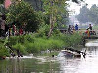 Byurrr...Truk Tenggelam di Sungai