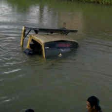 Truk Muat Besi Tenggelam di Sungai Sidokepung