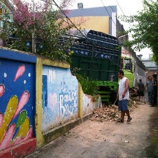Rem Blong, Truk Seruduk Tembok Rumah Makan di Setiabudhi