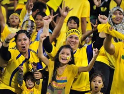 Para suporter Brunei yang mengenakan kaos warna kuning meluapkan kegembiraanya saat tim kesayangannya berhasil menaklukkan Indonesia dengan skor 2-0. Reuters/Ahim Rani.