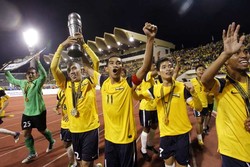 Para pemain Brunei mengarak trofi Sutan Hassanal Bolkiah 2012 mengelilingi stadion. Bagi Brunei ini adalah trofi pertama mereka setelah disanksi FIFA pada Desember 2008 akibat intervensi pemerintah pada federasi sepakbola mereka. Reuters/Bazuki Muhammad.
