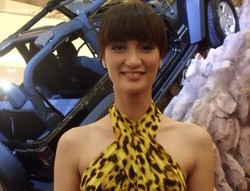 Atiqah Hasiholan Senang yang Macho