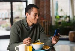 Sarapan Sambil Memainkan Ponsel Bikin Cepat Gemuk