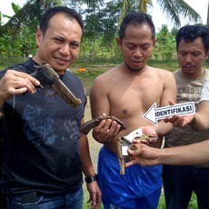 2 Pucuk Senpi Milik Perampok Toko Emas Ciputat Ditemukan di Sungai