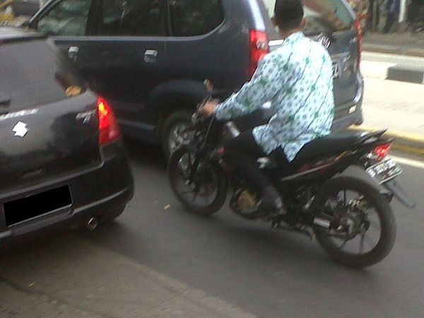 PNS Naik Motor Cuma Berpeci