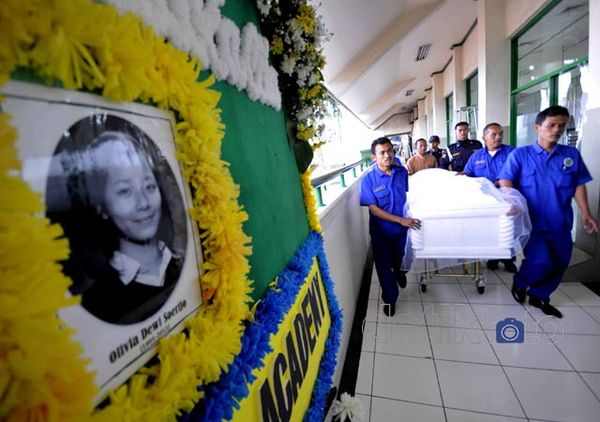 Mobil Tabrak Reklame, Olivia Tewas Terbakar