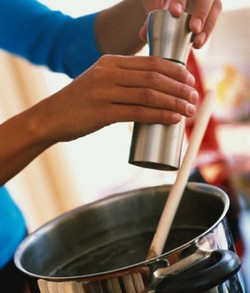 Hindari 5 Kebiasaan Buruk Ini Saat Memasak!