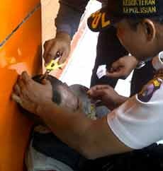 Ribuan Bonek Terlibat Saling Lempar Dengan Polisi