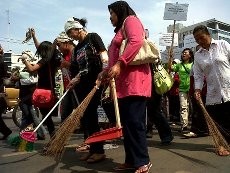 Peringati Hari Perempuan Internasional, Puluhan Orang Beraksi di Car Free Day